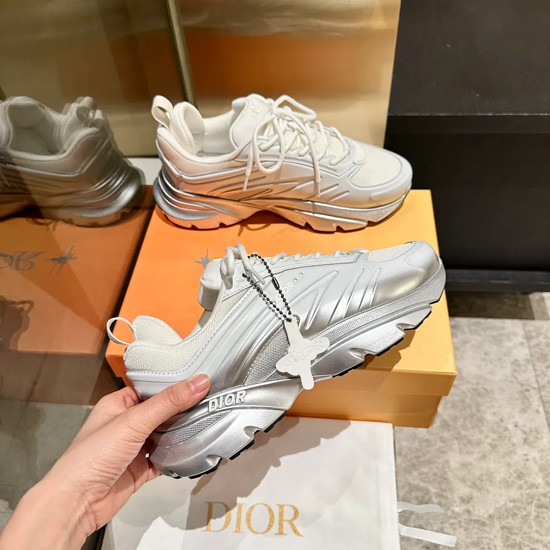 p680🐮🐮New to the Dior collection, these C'est Dior sneakers make a bold and stylish statement. Carefully crafted, the letters C and D are displayed on the sides of the upper for style, and the details add a touch of elegance. The lightweight two-tone Dior sole offers exceptional comfort and sporty appeal. Can add a stylish touch to any casual look. Christian Dior Paris signature on the tongue and sole. Two-tone notches feature Christian Dior's lucky star symbol. Women’s size 35-40, men’s size 38-45
